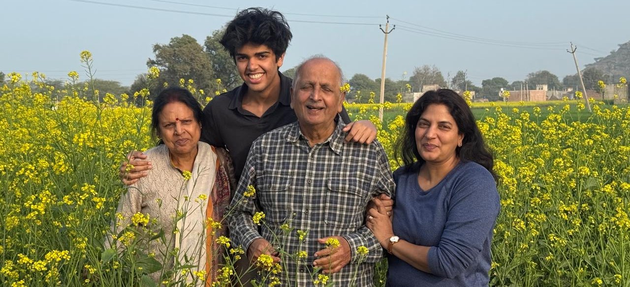 सरसों के खेत में परिवार
